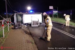 Nocna demolka na skrzyżowaniu. Urwane drzwi przeleciały kilkadziesiąt metrów! - foto