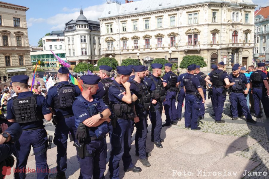 Było kolorowo z przewagą niebieskiego. Liczne siły policji w akcji - foto i film