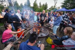To była magiczna noc na Szyndzielni. Całe rodziny tłumnie powitały początek lata ZDJĘCIA