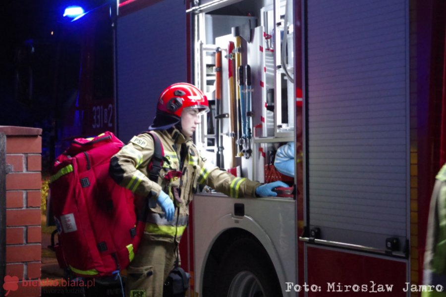 Nocne wezwanie do siłowego otwarcia drzwi. Udało się wejść przez okno - foto