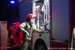 Nocne wezwanie do siłowego otwarcia drzwi. Udało się wejść przez okno - foto