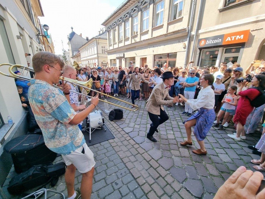 Parada przeszła przez centrum miasta. Mieszkańcy bawili się doskonale ZDJĘCIA