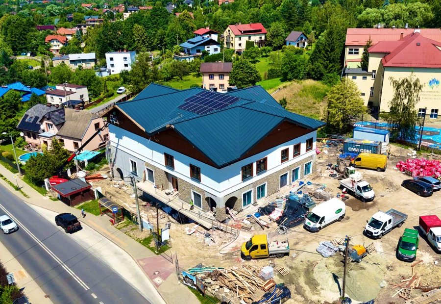 Nowoczesny obiekt w beskidzkim stylu cieszy oko. Otworzą go do końca roku - foto