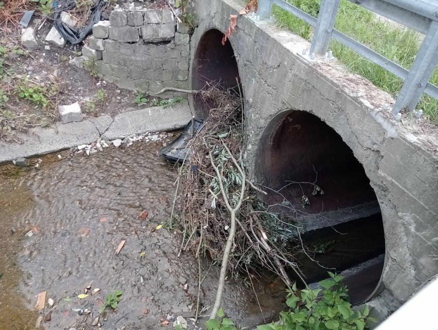 Most ciągle zapychany. Instytucje przerzucają się problemem, a ludzie żyją w strachu - foto