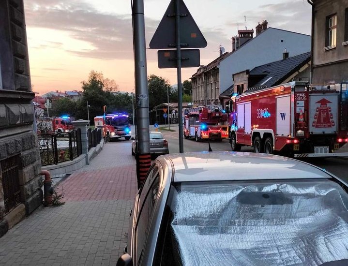 Poranna interwencja służb w SFR. Strażacy sprawdzali obiekt - foto