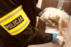 Postanowili sprawdzić informację. W mieszkaniu ujawnili prawie kilogram marihuany - foto