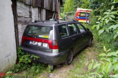 Samochód uderzył w stuletni dom. W aucie kobieta w podeszłym wieku - foto