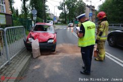 Nietrzeźwy uderzył autem w barierę. Samochód przewrócił się na bok - foto