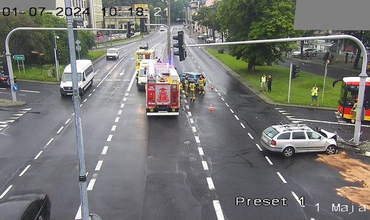 Zderzenie na newralgicznym skrzyżowaniu w centrum. Występują utrudnienia - foto