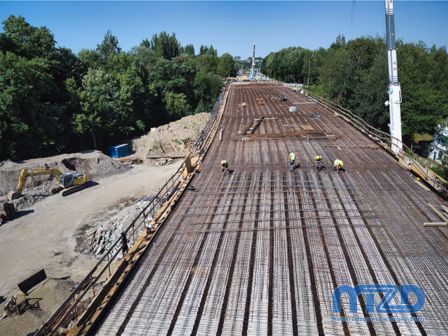Układają prefabrykowane belki, niebawem będą lać beton. Remont zakończy się wcześniej? ZDJĘCIA