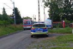 Młoda kobieta siedziała na torach! Skutecznie zareagował przechodzień - foto