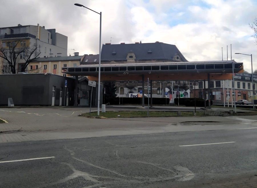 Wielopoziomowy parking zamiast stacji benzynowej? „W tym mieście w ogóle nie myśli się o ludziach”