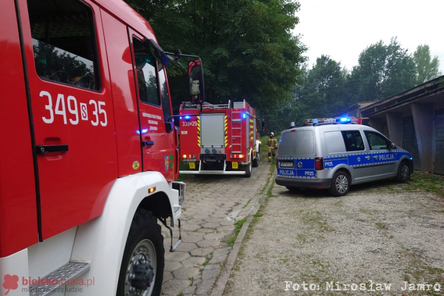 Słup dymu w Lipniku, w akcji 10 zastępów. Było słychać kilka wybuchów - foto