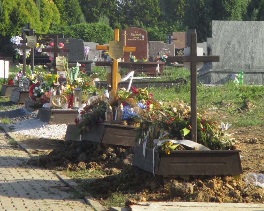 Zgodnie z regulaminem pogrzeby tylko do godziny 15.00. Grabarz też człowiek