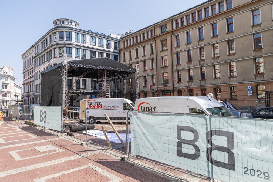 Dziś zamkną parking w centrum. Ekipy techniczne montują scenę koncertową - foto