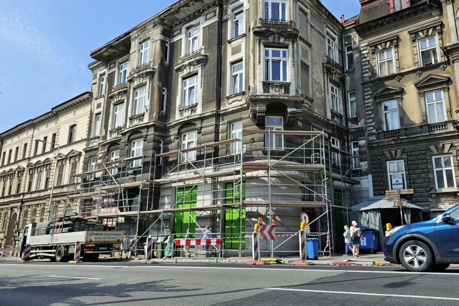 Duże utrudnienia w centrum. Jeden pas ruchu i chodnik zamknięty dłużej! MAPA