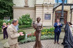 Pomnik wybitnej bielszczanki odsłonięty. Wielu mieszkańców przyszło na uroczystość - foto