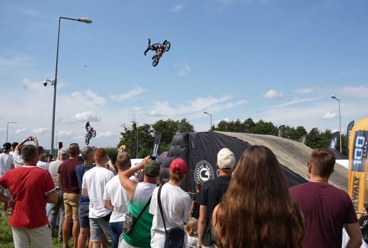 Ryk silników pod Dębowcem. Dziś zagrają gwiazdy muzyki klubowej i znany raper ZDJĘCIA