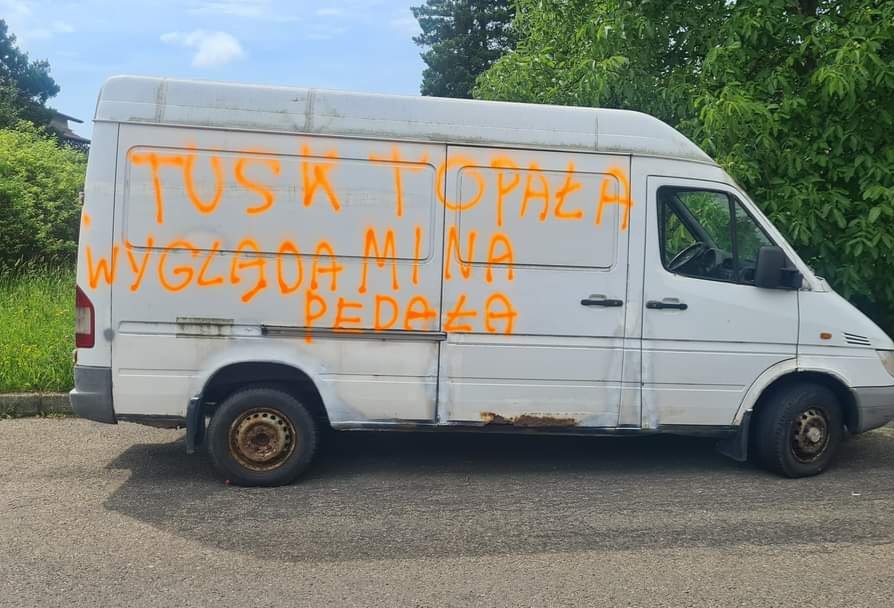 Skandaliczna dewastacja na osiedlu. Włamali się do koparki, zniszczyli auta i chodnik - foto