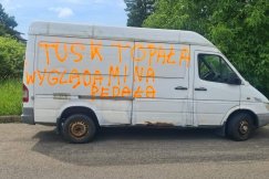 Skandaliczna dewastacja na osiedlu. Włamali się do koparki, zniszczyli auta i chodnik - foto