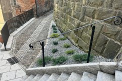 Finał prac na malowniczej uliczce. Teraz straszą tylko odrapane elewacje - foto