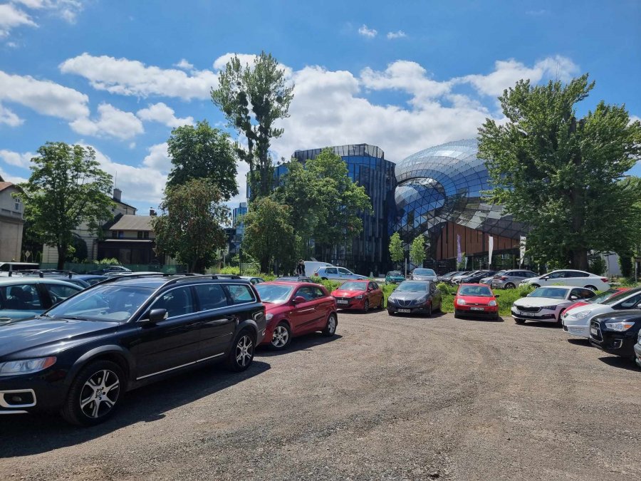 Mieszkańcy chcą parkingu, miasto szykuje się do przetargu. Chrapkę na  teren ma m.in. deweloper