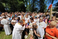Tłum na Koziej Górze. Mówiono o przebaczeniu i częstowano domowym chlebem - foto