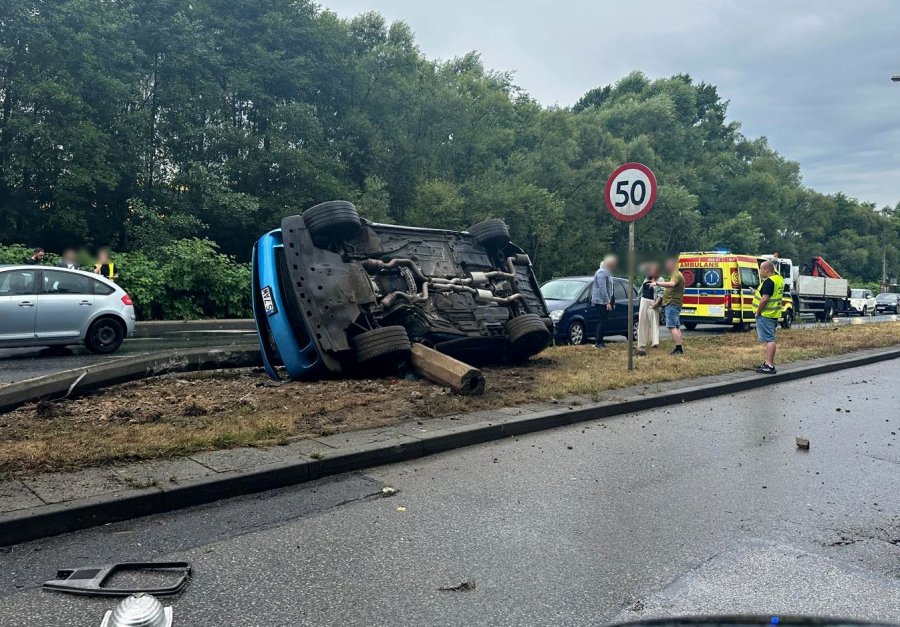 Uderzył w betonową latarnie i dachował. Kierowca miał sporo szczęścia - foto