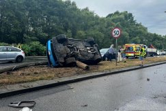 Uderzył w betonową latarnie i dachował. Kierowca miał sporo szczęścia - foto