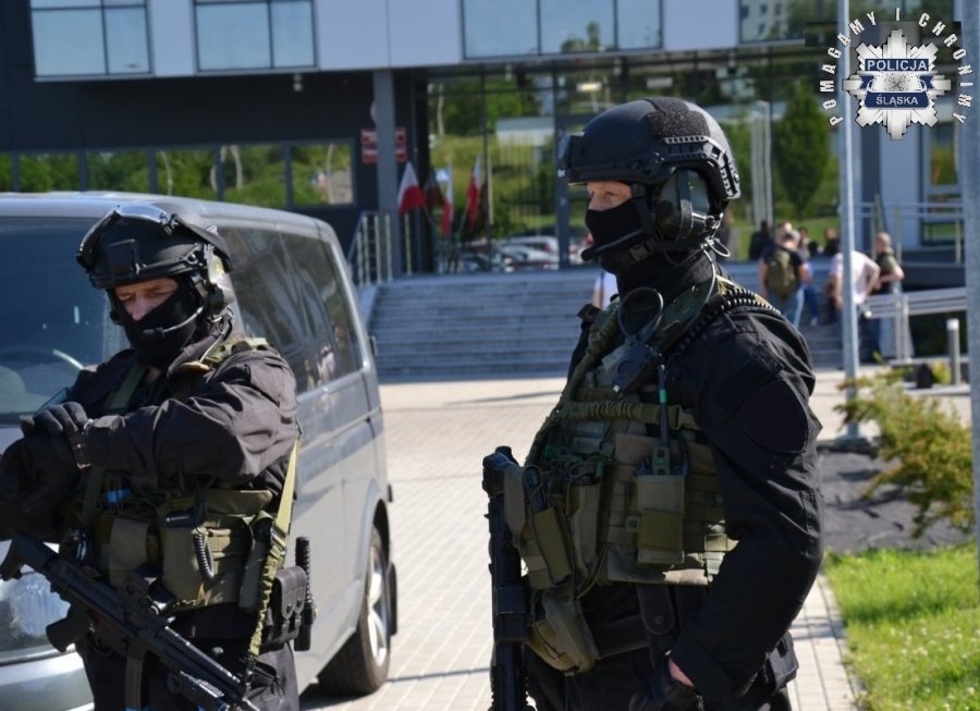 Gigantyczna akcja służb. Zatrzymani z tzw. mafii hazardowej trafili do bielskiej prokuratury - foto
