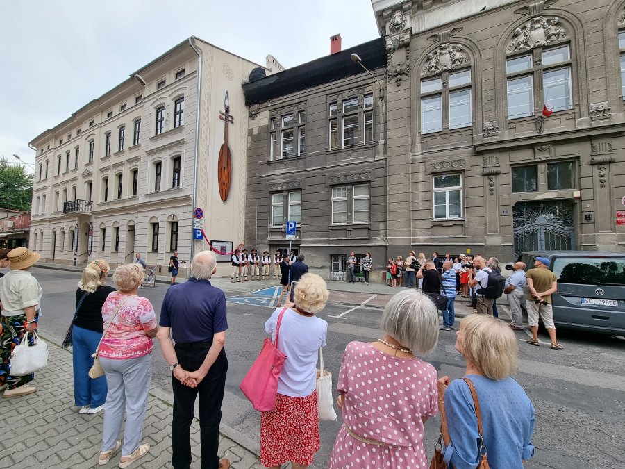 Górale zaśpiewali swój hymn, artysta odsłonił dzieło. Nowy mural robi wrażenie - foto