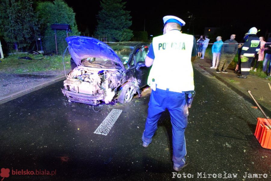 Wypadł z jedni i uderzył w murek. Do szpitala odwieziono troje nastolatków - foto