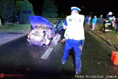 Wypadł z jedni i uderzył w murek. Do szpitala odwieziono troje nastolatków - foto