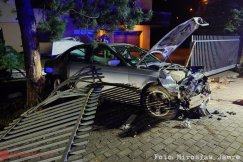 Nocna demolka w Straconce, kierowca BMW pozostawił w aucie nastolatkę i uciekł - foto