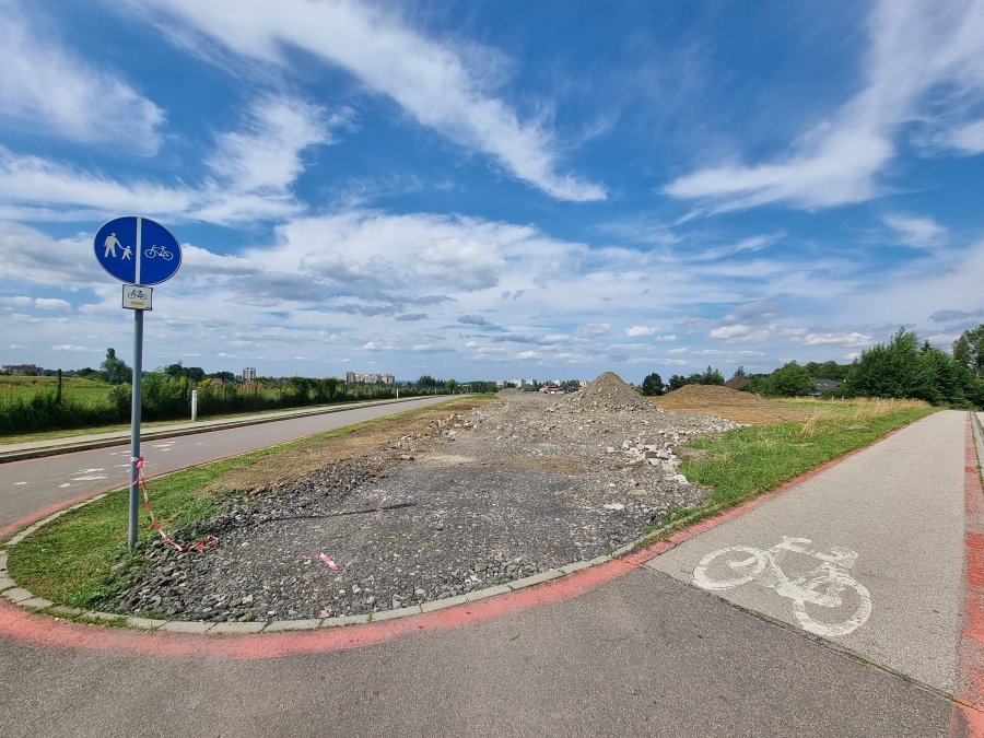 Dwie firmy chcą wybudować potrzebny parking. Cztery rzędy miejsc z roślinnością - foto