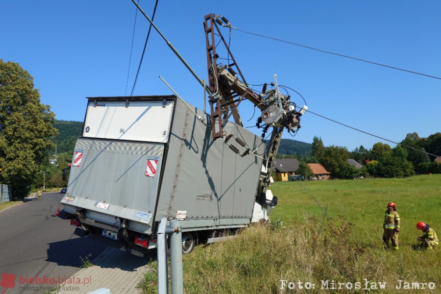 Samochód skosił słup energetyczny. Mogą występować przerwy w dostawie prądu - foto