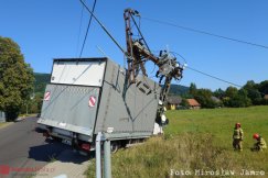 Samochód skosił słup energetyczny. Mogą występować przerwy w dostawie prądu - foto