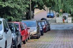 Przyjezdni zajmują miejsca parkingowe. Mieszkańcy domagają się płatnej strefy - foto