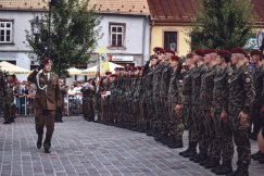 Apel i awanse na placu w Białej. Długa kolejka stała do kuchni polowej - foto