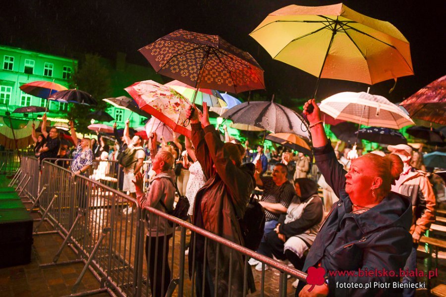Włoska fiesta w strugach deszczu. Pogoda nie przeszkadzała w doskonałej zabawie ZDJĘCIA