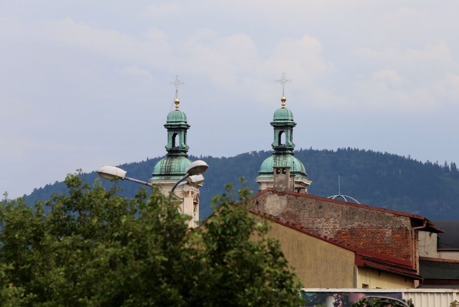 Awaryjny remont zakończony. Wieże kościoła w Białej znów zdobią krzyże - foto