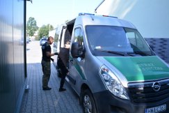 Wielokrotnie naruszał porządek prawny. W konwoju wywieziony do granicy - foto