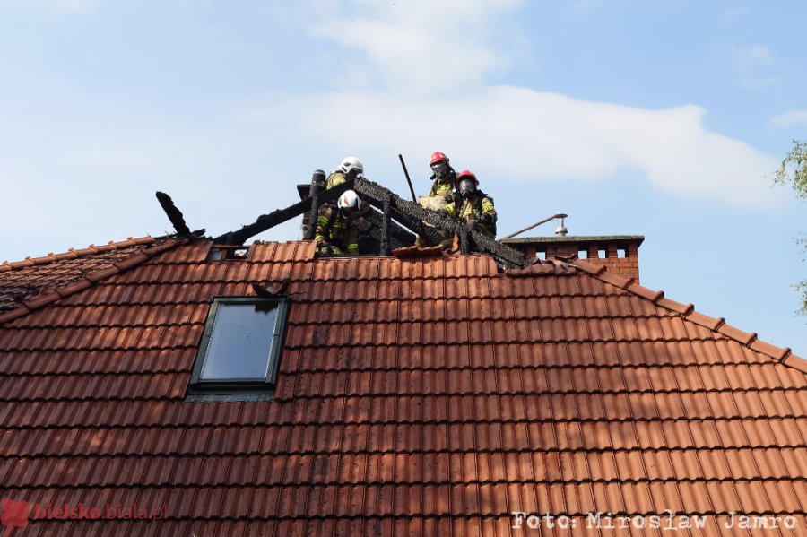Pożar poddasza budynku, na miejscu osiem zastępów. Zapaliło się od sauny! - foto