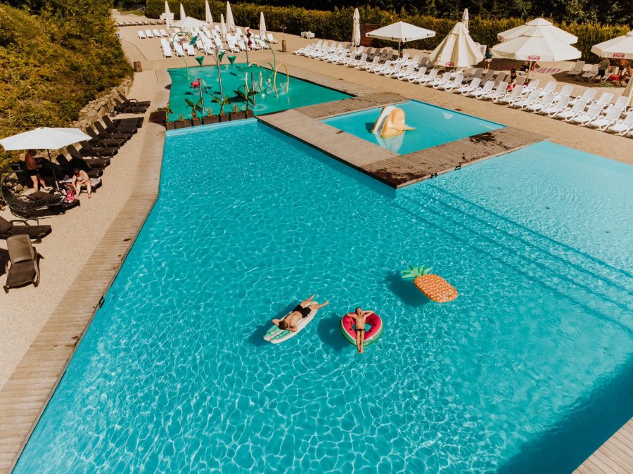Zakończenie lata w Kocierz Resort. Nocna impreza w basenie na szczycie góry