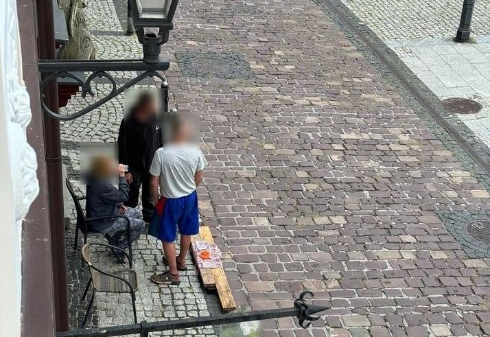 Koszmar mieszkańców Rynku. „Utworzyła się melina. To już jest nieprzyzwoite i odstrasza ludzi”