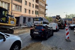 Pęknięty pierścień pod jezdnią. Chwilowo wstrzymali ruch na modernizowanej ulicy - foto