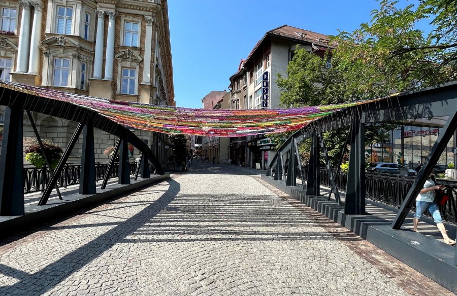 Ograniczenie na moście łączącym miasta. Przykrył go makramowy dach - foto