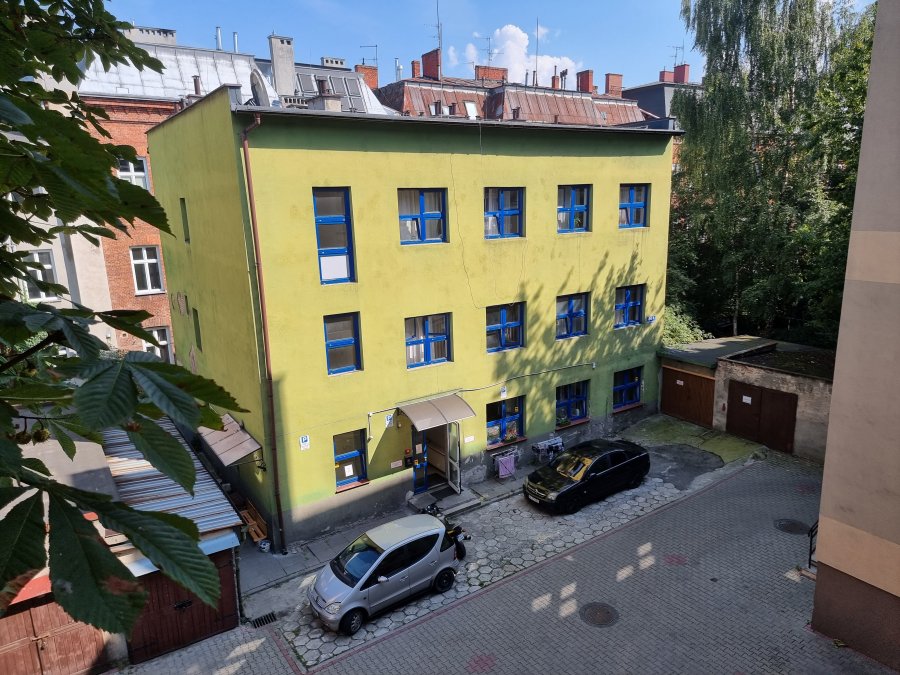 Mieszkańcy boją się pójść wyrzucić śmieci. Właściciel odpiera zarzuty, miasto zapowiada kontrolę