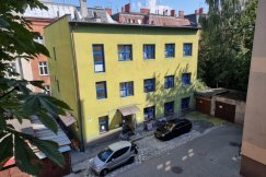 Mieszkańcy boją się pójść wyrzucić śmieci. Właściciel odpiera zarzuty, miasto zapowiada kontrolę
