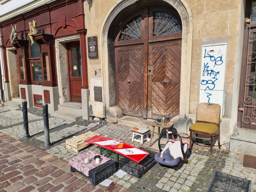 Ten człowiek terroryzuje lokale w centrum. W jednym złapał za nóż, w innym oblał klientkę winem
